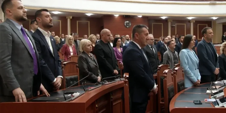Tragjedia në Durrës, nis me një minutë heshtje për dy të miturit seanca plenare