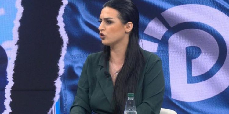 “Dordolec politik”, Alesia Balliu ‘shpërthen’ ndaj Berishës: Demokratët varfërohen, fëmijët e tu pasurohen
