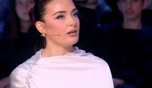 “I mora dhe ujë të bekuar”, ish-banorja e Big Brother rrëfen momentin kur i vdiq i ati: Isha në Kishën e Laçit për t’u lutur