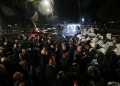 Mbyllet protesta e PD-së! Nga hedhja e molotovëve, te shpërndarja me ujë dhe spraj, 90 minuta tension e përplasje me policinë