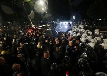 Mbyllet protesta e PD-së! Nga hedhja e molotovëve, te shpërndarja me ujë dhe spraj, 90 minuta tension e përplasje me policinë