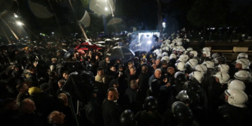 Mbyllet protesta e PD-së! Nga hedhja e molotovëve, te shpërndarja me ujë dhe spraj, 90 minuta tension e përplasje me policinë