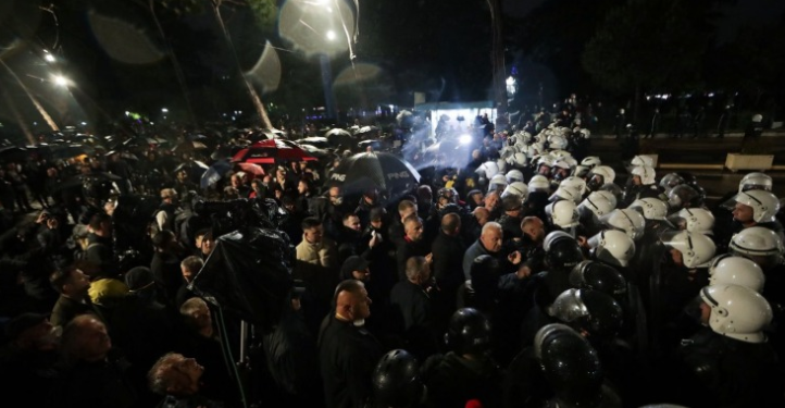 Mbyllet protesta e PD-së! Nga hedhja e molotovëve, te shpërndarja me ujë dhe spraj, 90 minuta tension e përplasje me policinë