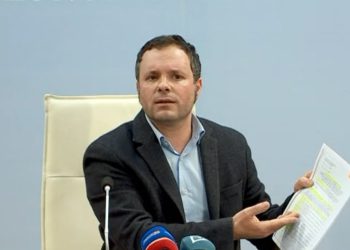 Dhëndri i Vilma Nushit gënjen në GJKKO dhe i ikën kujtesa, mbron pazaret e Ben Ahmetajt me Lirim Fezollarin për grabitjen e pronave publike
