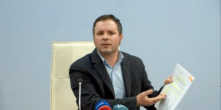 Dhëndri i Vilma Nushit gënjen në GJKKO dhe i ikën kujtesa, mbron pazaret e Ben Ahmetajt me Lirim Fezollarin për grabitjen e pronave publike