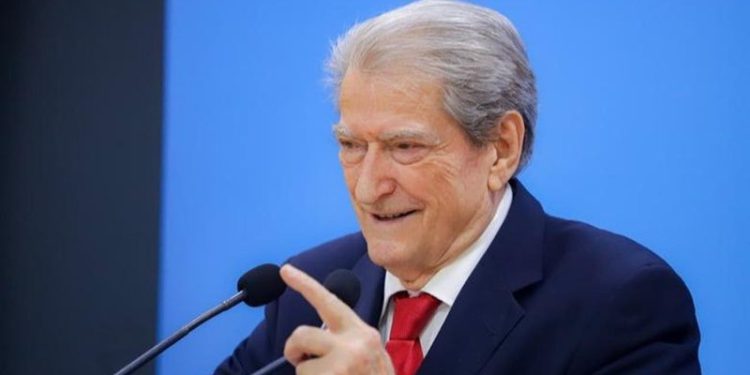 Jo vetëm shkrimin e fjalimeve, Berisha ia lë “ringritjen” e partisë në dorë ChatGPT-së, PD prezanton sot Departamentin e IA