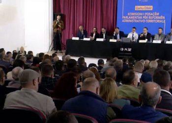 Opozita “uzurpon” kohën me fjalime politike në dëgjesën me kryetarët e bashkisë, Mazniku kërkon të ruhet pariteti