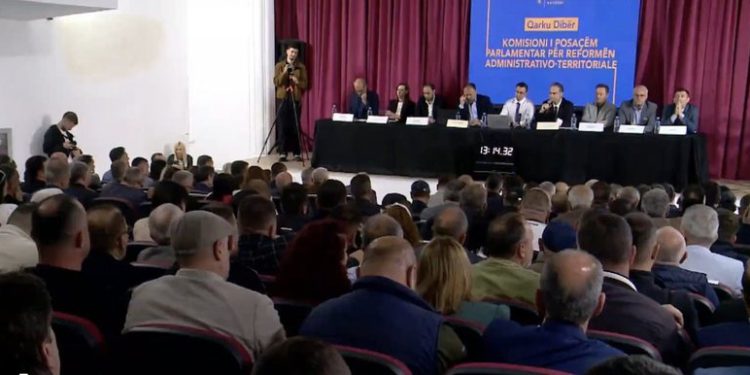 Opozita “uzurpon” kohën me fjalime politike në dëgjesën me kryetarët e bashkisë, Mazniku kërkon të ruhet pariteti