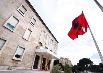 Shtëpitë në ish-ndërmarrjet shtetërore, qeveria hap rrugën e privatizimit për banesat “pa letra”