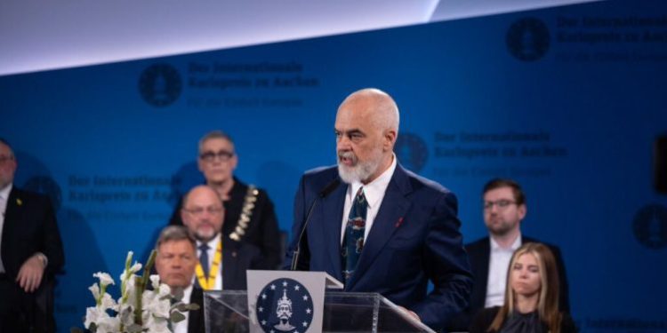 Rama rikthehet në Gjermani si pjesë e ceremonisë prestigjioze Çmimi i Karlit të Madh