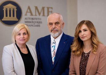 Apo ha Milva Ekonomi kumbulla dhe dardha pas shpinës së Edi Ramës?