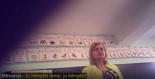 “Ec moj ti, vrit veten aty! Uu të hëngërt dreqi, të hëngërt!” Mësuesja tmerron nxënësit e klasës së parë