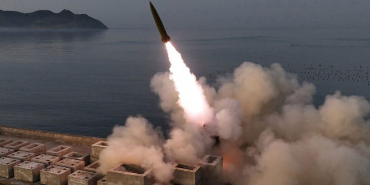 Koreja e Veriut ndryshon kushtetutën: Përgjigje automatike bërthamore nëse vritet Kim Jong Un