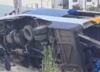 Tragjedi në autostradën Durrës-Tiranë! Furgoni del nga rruga dhe përmbyset, ndërron jetë shoferi, disa të plagosur