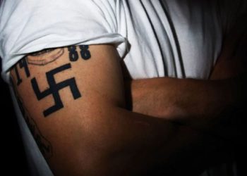Zvicra kalon ligjin e ri kundër antisemitizmit, gjobë dhe ndjekje penale për personat që shfaqin në publik simbole naziste