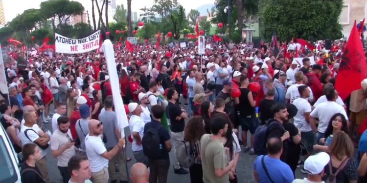 Aktivisti Arben Kola: Ka grupe të infiltruara greke e iraniane mes nesh! Distancohemi nga përdhosja e flamurit izraelit