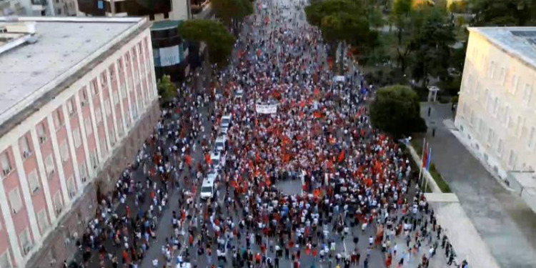 Çunat e Londrës me blogeret në Dhërmi, ja pse kishte pak protestues mbrëmë para Kryeministrisë