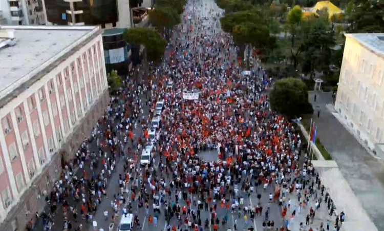Çunat e Londrës me blogeret në Dhërmi, ja pse kishte pak protestues mbrëmë para Kryeministrisë