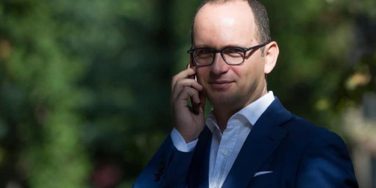 Ditmir Bushati sfidon Pilinçin, vetëshpallet kryeministër i qeverisë teknike: Më kanë përzgjedhur të huajit