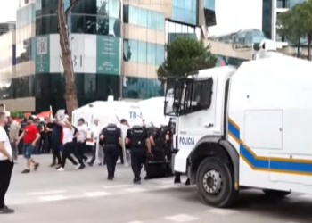 Protestuesit “zbythin” Ramën, policia tërhiqet nga bulevardi dhe i hap rrugë tubimit