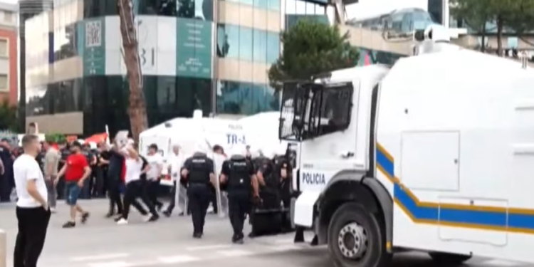 Protestuesit “zbythin” Ramën, policia tërhiqet nga bulevardi dhe i hap rrugë tubimit