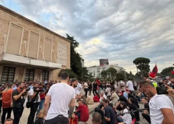 “Rama në burg, Berisha në burg”/ Protestuesit vijojnë me thirrjet për dorëheqjen e kryeministrit
