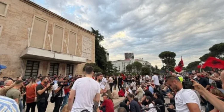 “Rama në burg, Berisha në burg”/ Protestuesit vijojnë me thirrjet për dorëheqjen e kryeministrit