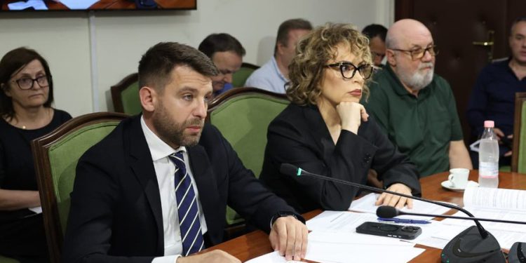 Eni Vasili kërkon t’u fusë dorën në xhep shqiptarëve për të mbuluar krizën e RTSH-së
