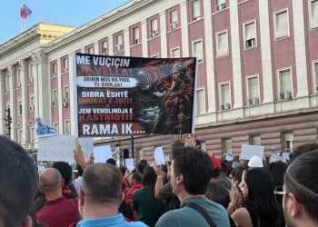 “Çunat te 313 po të presin”, “Vëllai i Vuçiçit”, “Rame s’ke parë gjë akoma”: mesazhet më pikante nga protesta