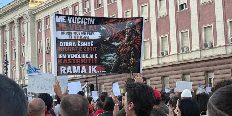 “Çunat te 313 po të presin”, “Vëllai i Vuçiçit”, “Rame s’ke parë gjë akoma”: mesazhet më pikante nga protesta