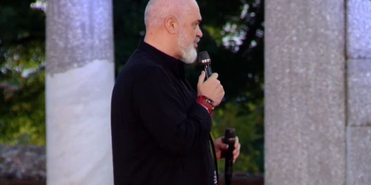 Ramës nuk i ndahet tersi, i ngec mikrofoni në Fier!