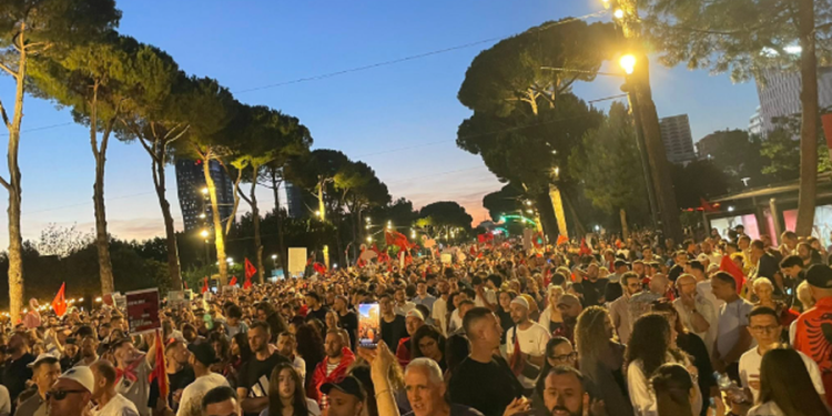 Misteri i liderit protestës: kush mund të jetë prapa saj?