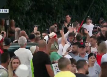 Pas Kuvendit, protestuesit stacionohen para selisë së PD; tensione me mbështetësit demokratë! (Video)