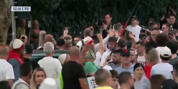 Pas Kuvendit, protestuesit stacionohen para selisë së PD; tensione me mbështetësit demokratë! (Video)