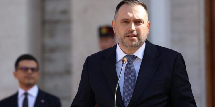 Ministri i Mbrojtjes me 7 paga shteti/ Nufi bën miliona nga bordet, 30 mijë euro vetëm nga “Durrës Marina” dhe “Kayo”