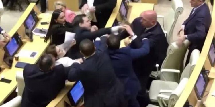 VIDEO/ Plas sherri në Parlamentin e Gjeorgjisë, deputetët rrihen me grushte