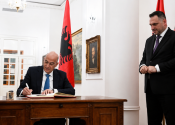 Çfarë ka në tryezën Athinë-Tiranë? Dendias nesër takim ‘kokë më kokë’ me ministrin Ermal Nufi