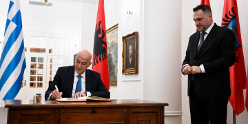 Çfarë ka në tryezën Athinë-Tiranë? Dendias nesër takim ‘kokë më kokë’ me ministrin Ermal Nufi