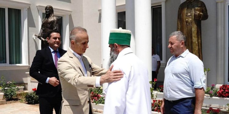 Puçi i Erdoganit te bektashinjtë: ambasadori turk thyen protokollin për të shmangur Baba Mondin
