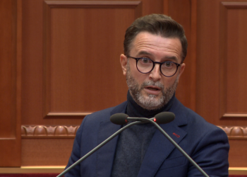 “Je i vetmi ministër që mbledh ata të fabrikave kundër deputetëve”/ Plas keq në Kuvend, Braçe telendis Andis Sallën