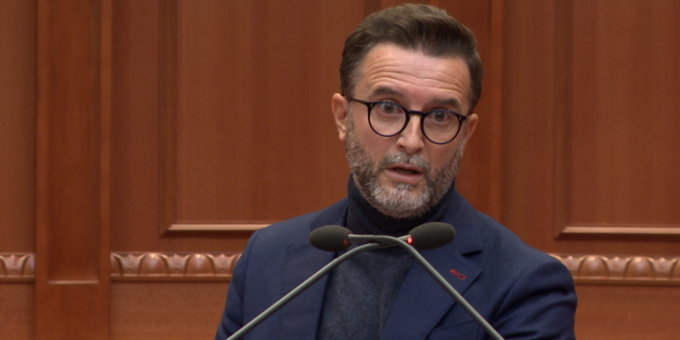 “Je i vetmi ministër që mbledh ata të fabrikave kundër deputetëve”/ Plas keq në Kuvend, Braçe telendis Andis Sallën