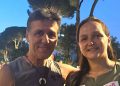I akuzuar si pedofil, Leonard Bombaj i afrohet Luçiana Kokajt në protestë: Ka sy të qeshur dhe zë të butë