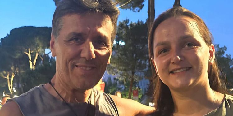 I akuzuar si pedofil, Leonard Bombaj i afrohet Luçiana Kokajt në protestë: Ka sy të qeshur dhe zë të butë