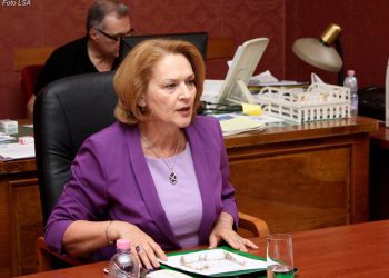 Arta Dade refuzon medaljen dhe ftesën për tubimin e sotëm: Shpirti i PS-së nuk është në antimitingun e Ramës, por në sheshin e rinisë
