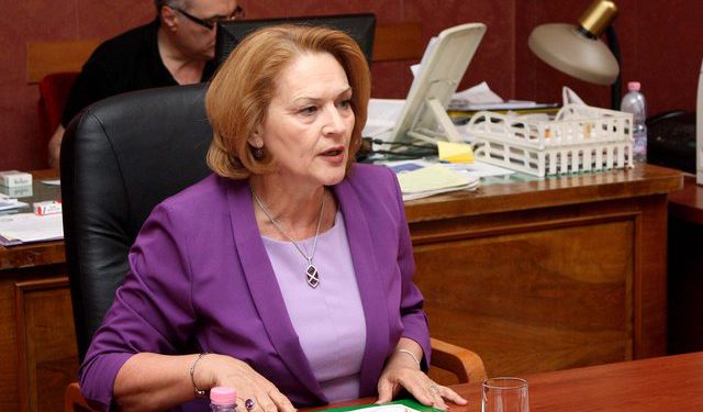 Arta Dade refuzon medaljen dhe ftesën për tubimin e sotëm: Shpirti i PS-së nuk është në antimitingun e Ramës, por në sheshin e rinisë