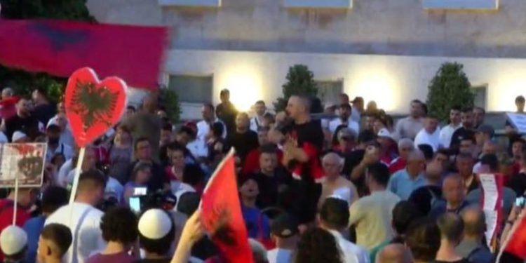 Protesta, sulmohen partitë e vogla: Mos ta përdorin për fushata dhe qëllime personale
