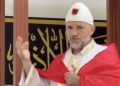 Video/ Imami Abedin (Rushit) Musallari ‘fut flamingot’ në xhami, akuzon PS-në për tërmetet: Kush nuk del në protestë e ka vendin në ferr