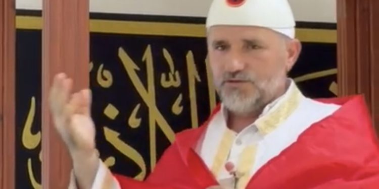 Video/ Imami Abedin (Rushit) Musallari ‘fut flamingot’ në xhami, akuzon PS-në për tërmetet: Kush nuk del në protestë e ka vendin në ferr