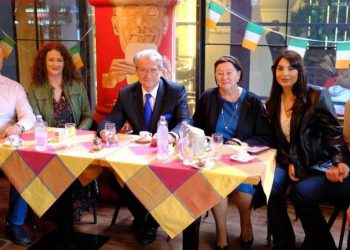 Argita fillon punë në një kompani aspirimi, boshatis llogaritë