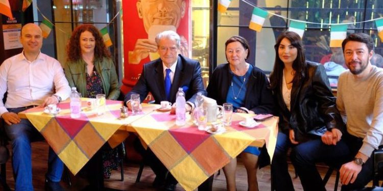 Argita fillon punë në një kompani aspirimi, boshatis llogaritë